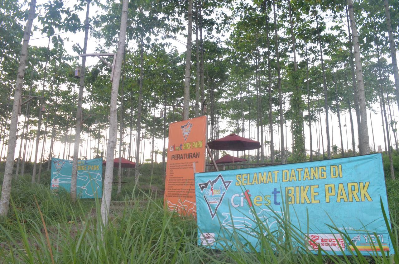 Ibis Budget Cikarang Festival Bekasi Buitenkant foto